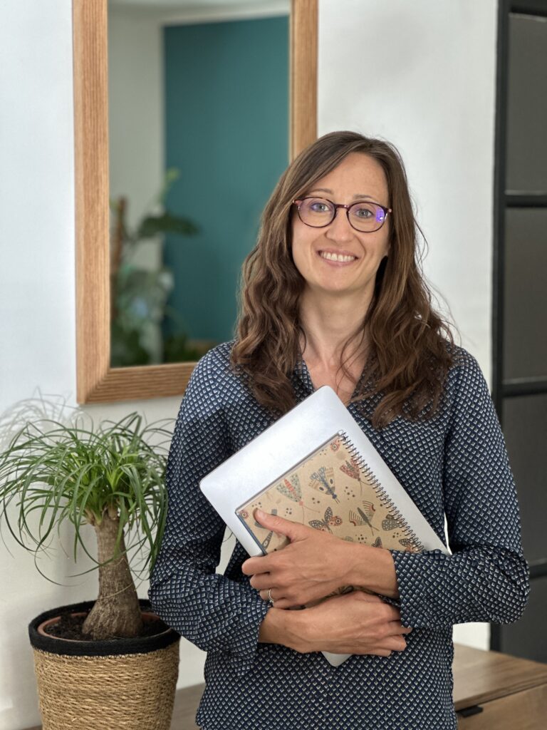 Emilie, assistante digitale passionnée, accompagnant les professionnels au quotidien, organisée, rigoureuse et à l’écoute de ses clients.